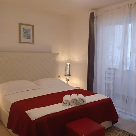 Guest house And With Parking Space - 6767 Makarska