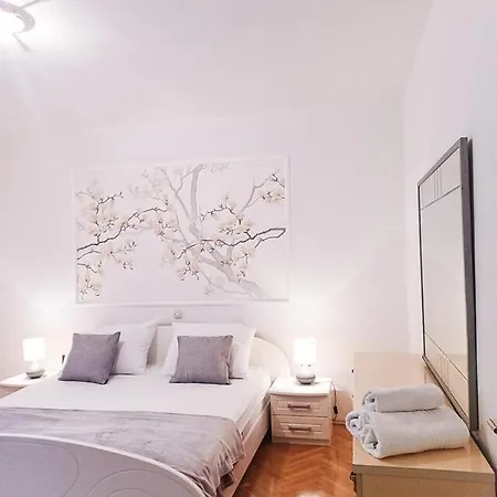 Pensión And With Parking Space - 6767 3*