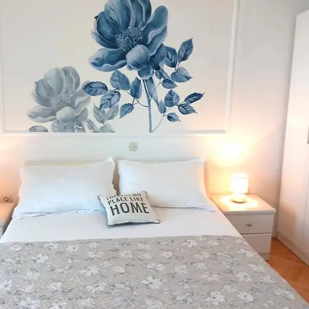 And With Parking Space - 6767 Guest house 3*