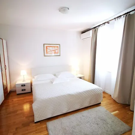 And With Parking Space - 6767 Casa de hóspedes 3*
